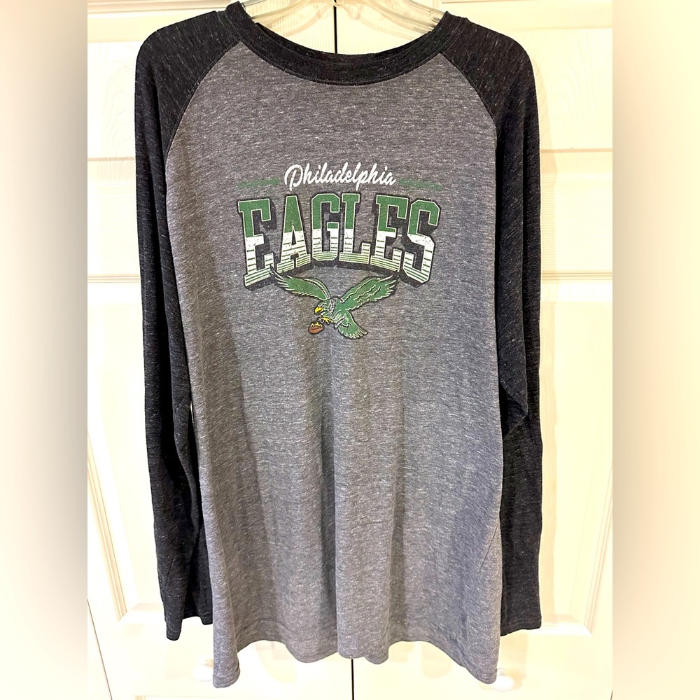 Philadelphia Eagles Long Sleeve Shirt (Men’s XLT) Fanatics Pro Line, Retro Logo
